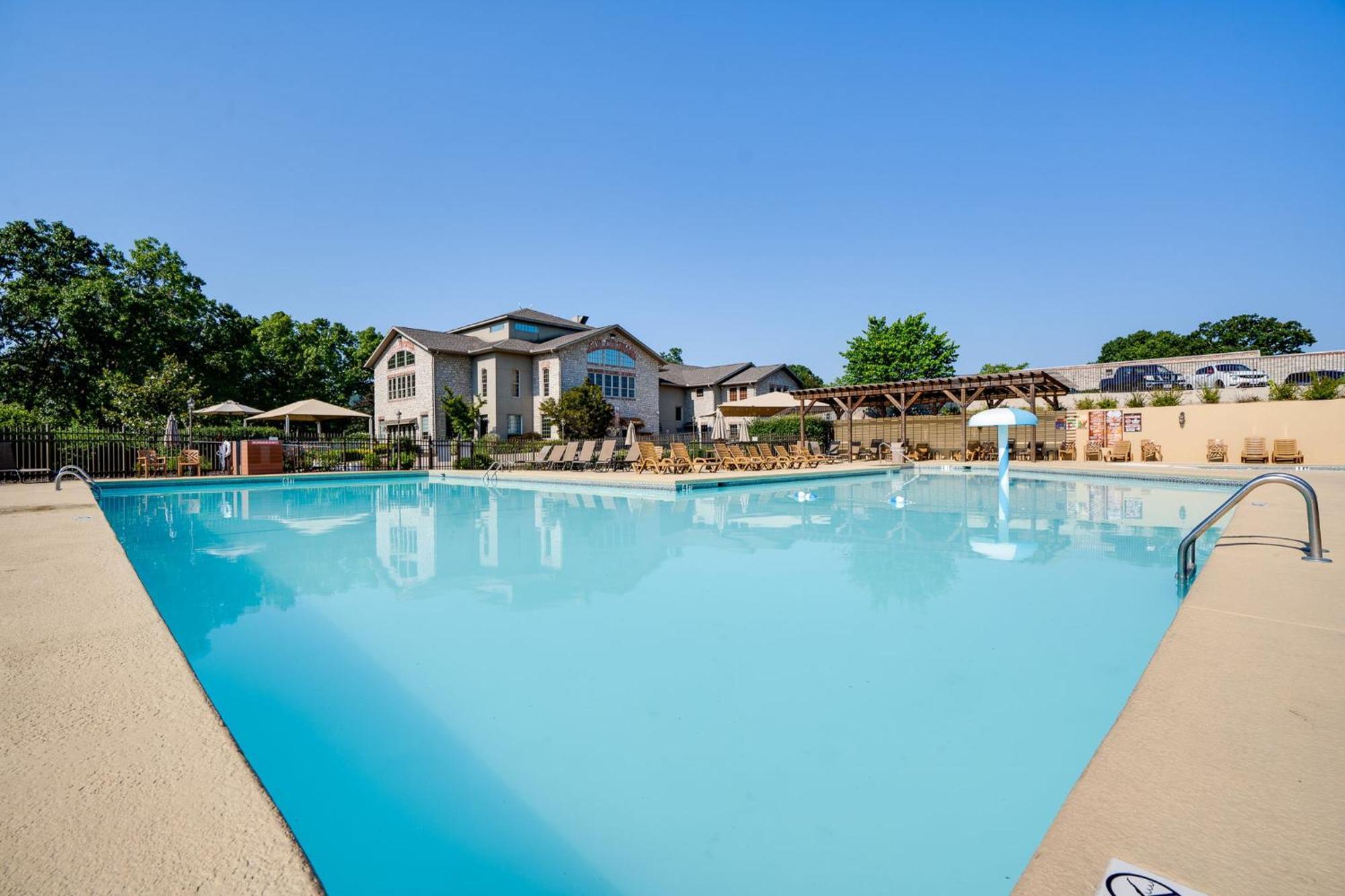Elegant Lakeside Retreat In Бренсон Екстер'єр фото